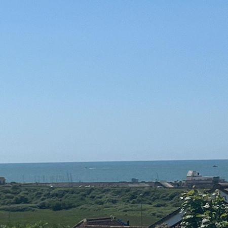 Spacious Studio Cabin With Sea/ Downs Views Sole Use Of Hottub In Seaford Exterior photo