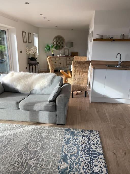 Spacious Studio Cabin With Sea/ Downs Views Sole Use Of Hottub In Seaford Exterior photo