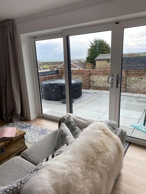 Spacious Studio Cabin With Sea/ Downs Views Sole Use Of Hottub In Seaford Exterior photo