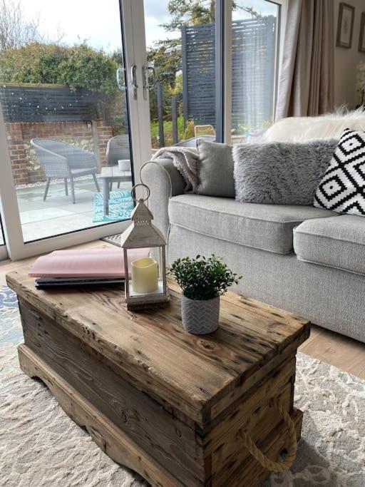 Spacious Studio Cabin With Sea/ Downs Views Sole Use Of Hottub In Seaford Exterior photo