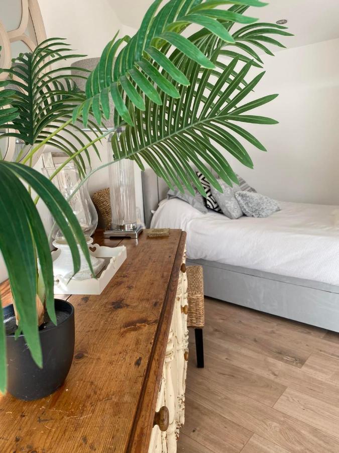 Spacious Studio Cabin With Sea/ Downs Views Sole Use Of Hottub In Seaford Exterior photo