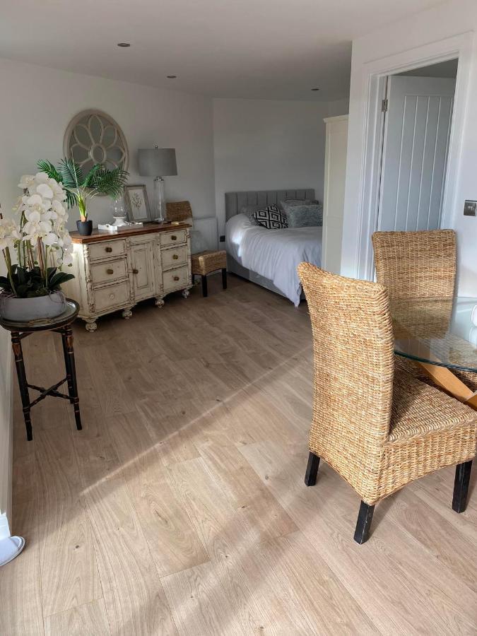 Spacious Studio Cabin With Sea/ Downs Views Sole Use Of Hottub In Seaford Exterior photo