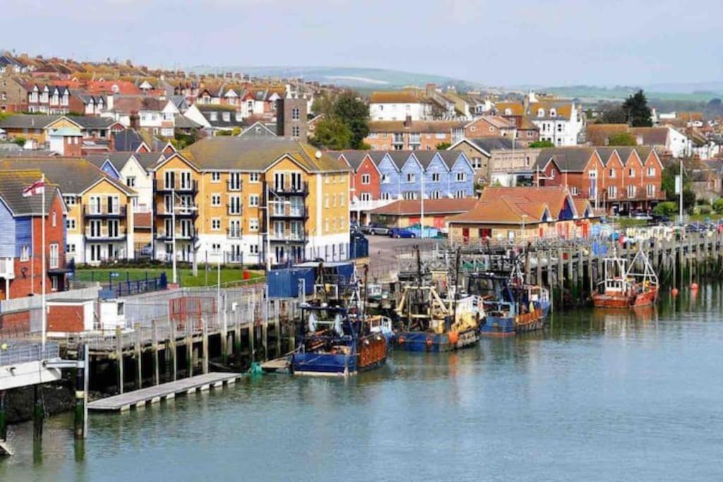 Spacious Studio Cabin With Sea/ Downs Views Sole Use Of Hottub In Seaford Exterior photo