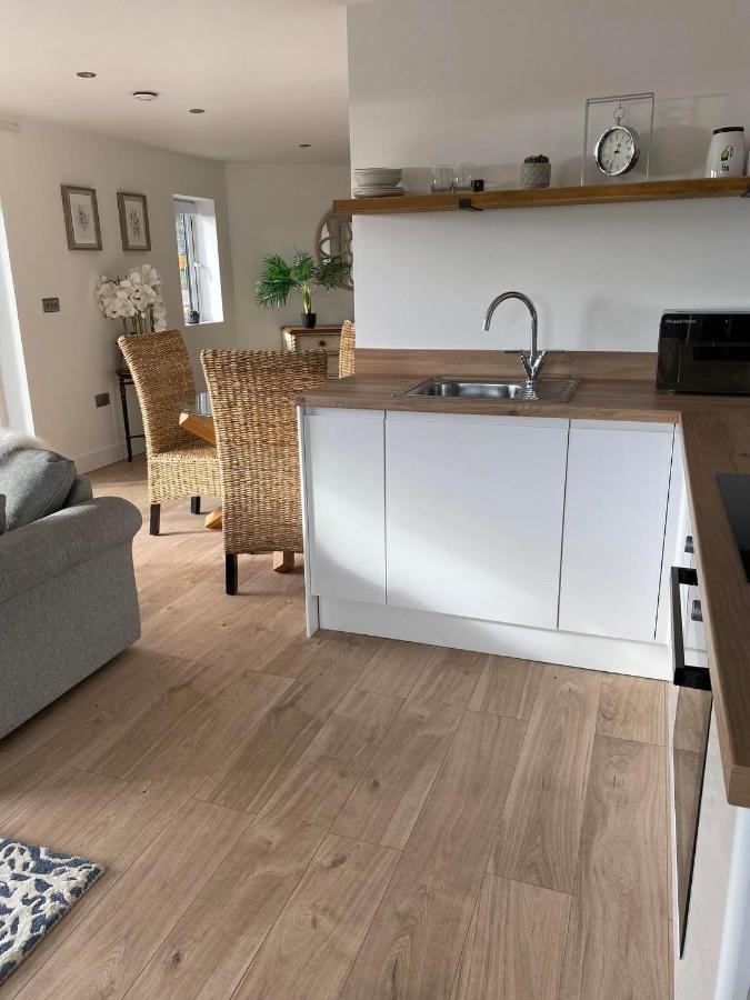 Spacious Studio Cabin With Sea/ Downs Views Sole Use Of Hottub In Seaford Exterior photo