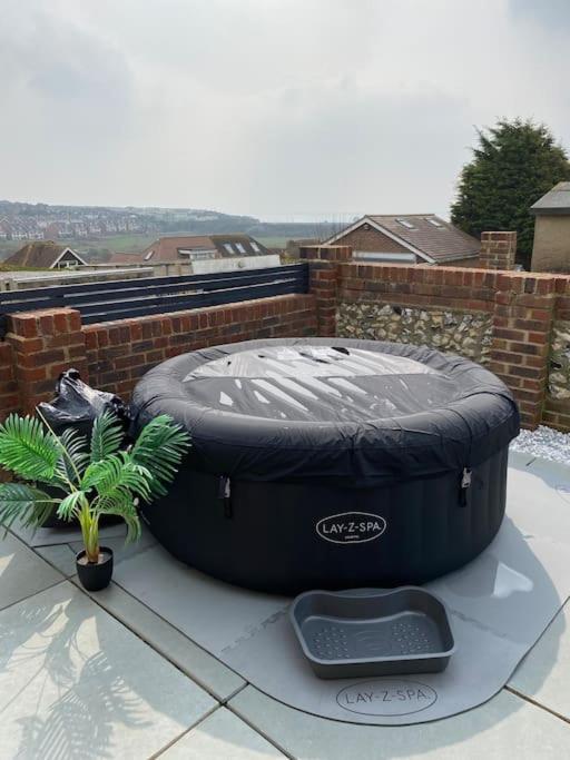 Spacious Studio Cabin With Sea/ Downs Views Sole Use Of Hottub In Seaford Exterior photo