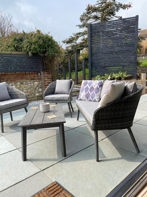 Spacious Studio Cabin With Sea/ Downs Views Sole Use Of Hottub In Seaford Exterior photo