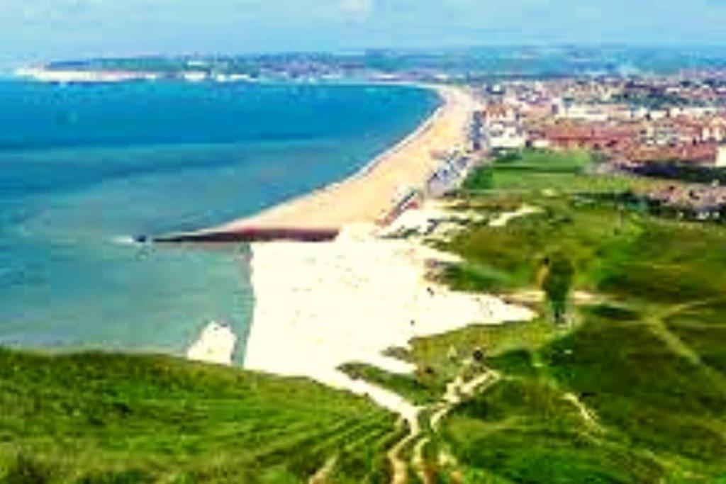 Spacious Studio Cabin With Sea/ Downs Views Sole Use Of Hottub In Seaford Exterior photo