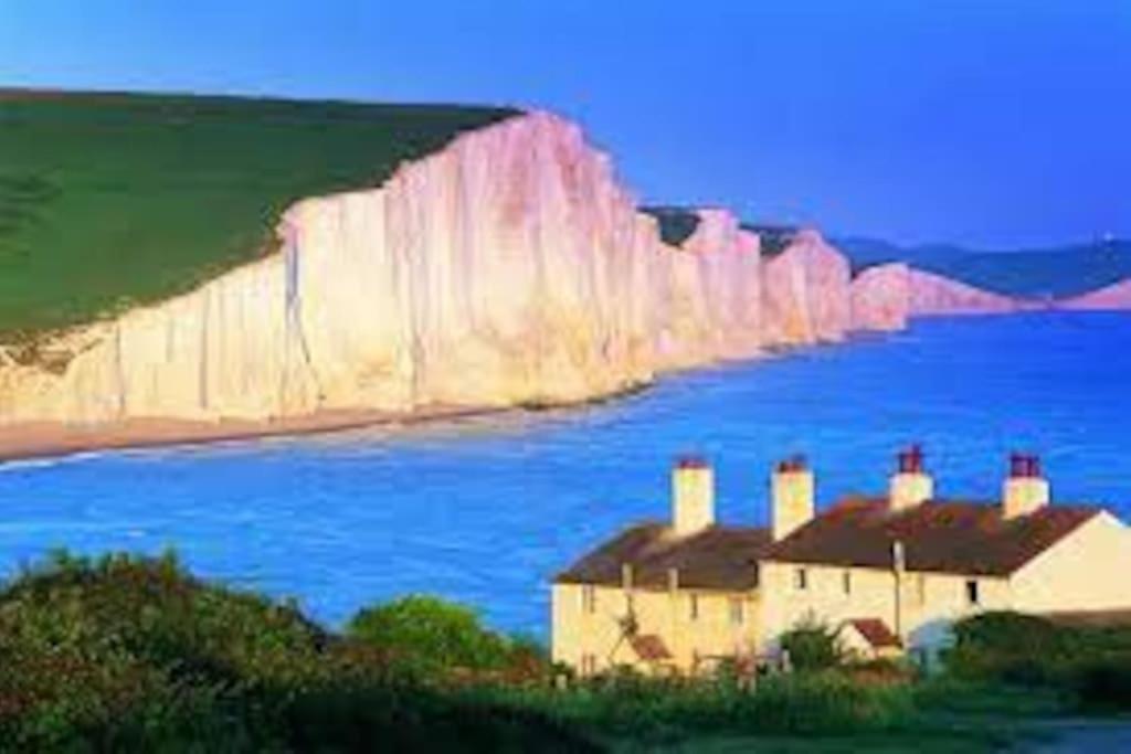 Spacious Studio Cabin With Sea/ Downs Views Sole Use Of Hottub In Seaford Exterior photo
