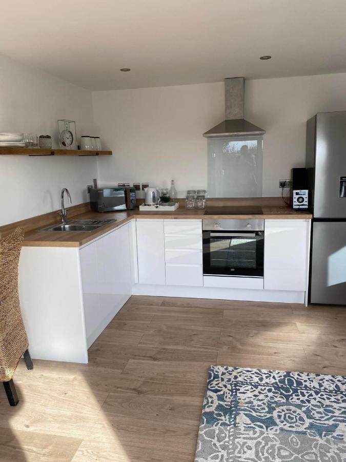 Spacious Studio Cabin With Sea/ Downs Views Sole Use Of Hottub In Seaford Exterior photo