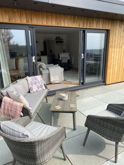Spacious Studio Cabin With Sea/ Downs Views Sole Use Of Hottub In Seaford Exterior photo