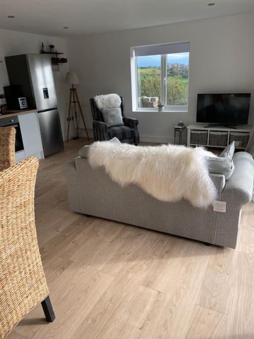 Spacious Studio Cabin With Sea/ Downs Views Sole Use Of Hottub In Seaford Exterior photo