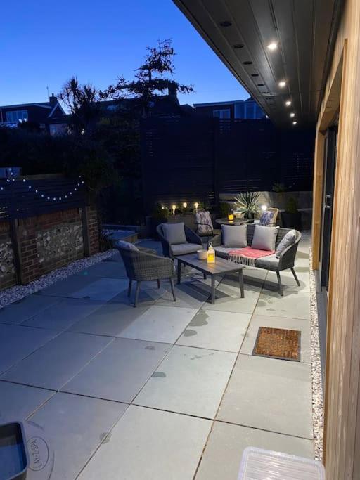 Spacious Studio Cabin With Sea/ Downs Views Sole Use Of Hottub In Seaford Exterior photo