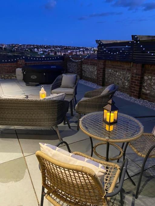 Spacious Studio Cabin With Sea/ Downs Views Sole Use Of Hottub In Seaford Exterior photo
