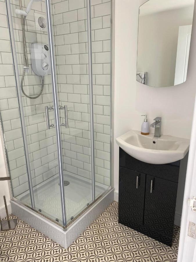 Spacious Studio Cabin With Sea/ Downs Views Sole Use Of Hottub In Seaford Exterior photo