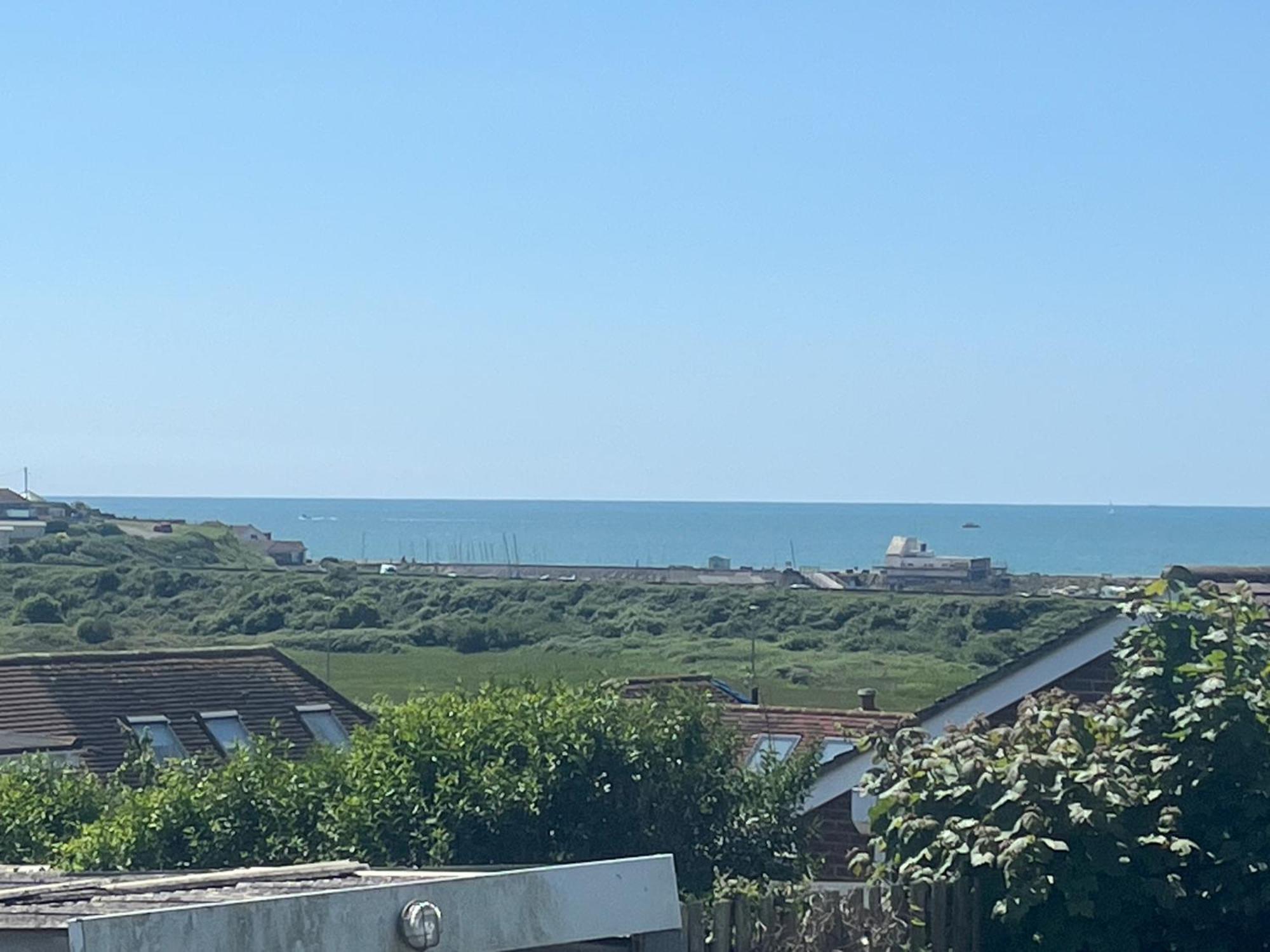 Spacious Studio Cabin With Sea/ Downs Views Sole Use Of Hottub In Seaford Exterior photo