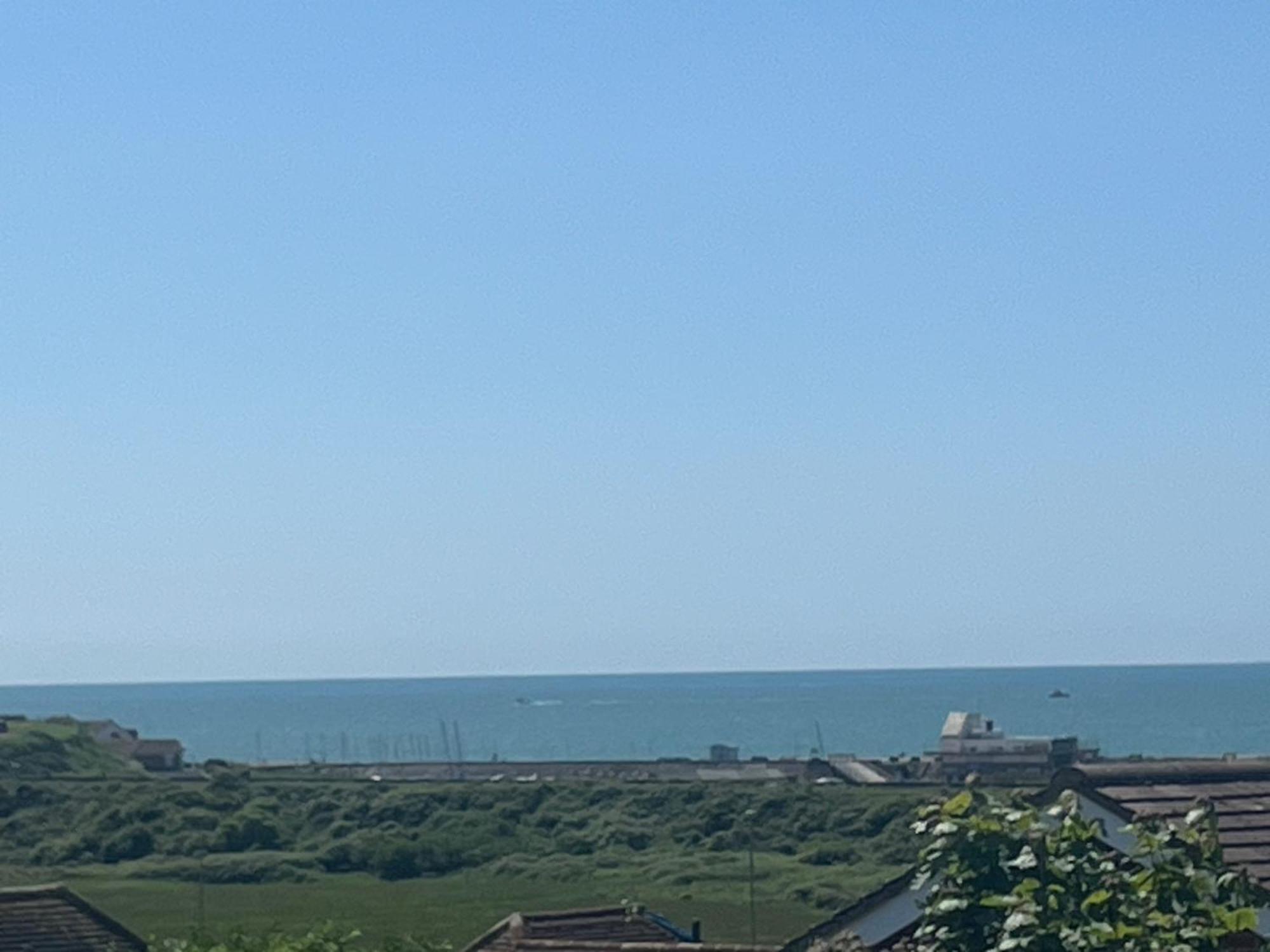 Spacious Studio Cabin With Sea/ Downs Views Sole Use Of Hottub In Seaford Exterior photo