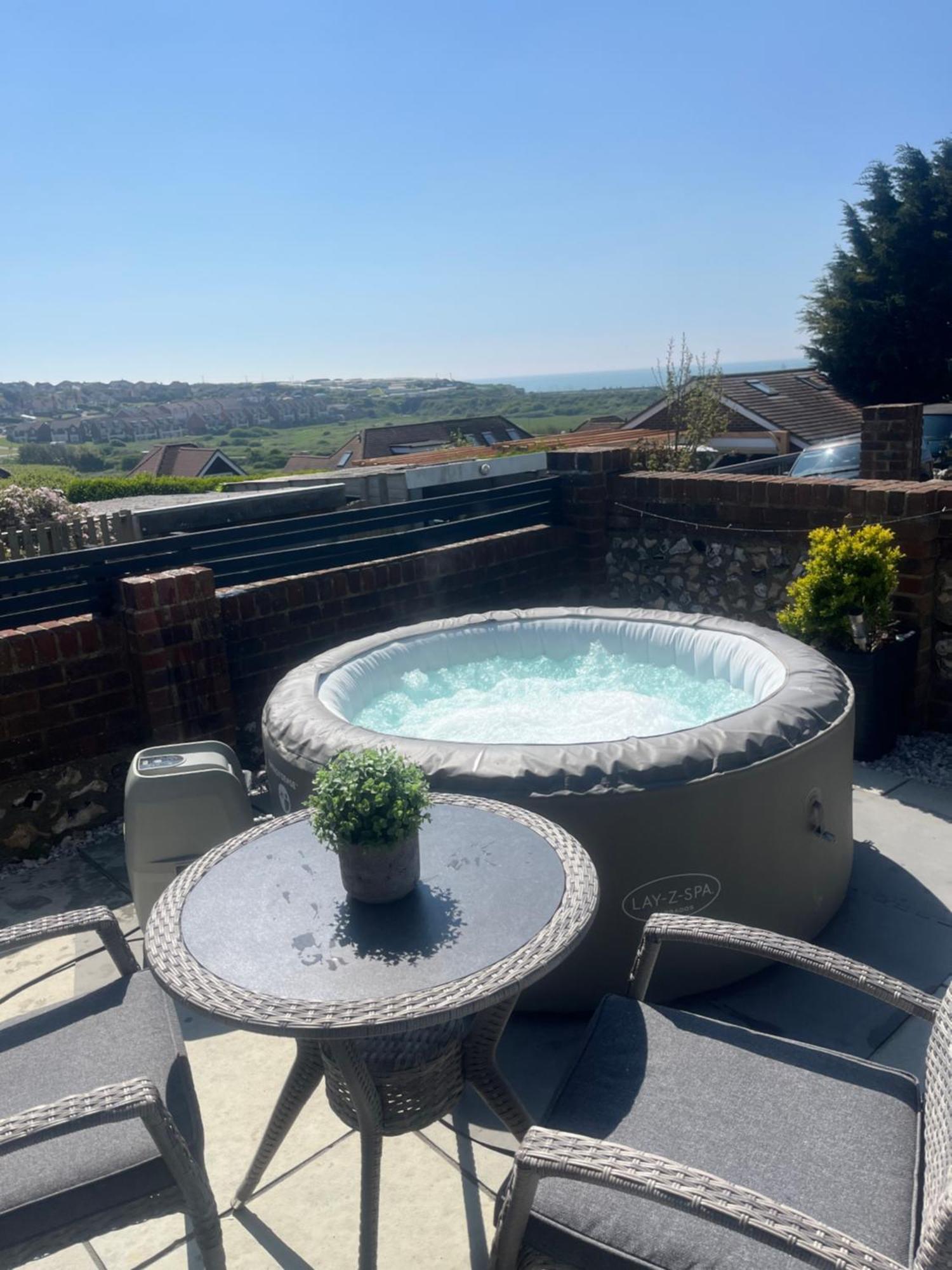 Spacious Studio Cabin With Sea/ Downs Views Sole Use Of Hottub In Seaford Exterior photo
